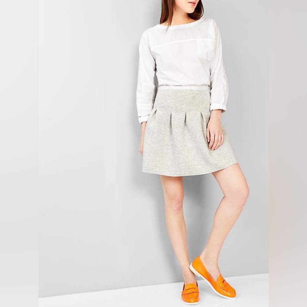 XS - fits like M/L. GAP Heat Gray Flare Scuba Skater Skirt